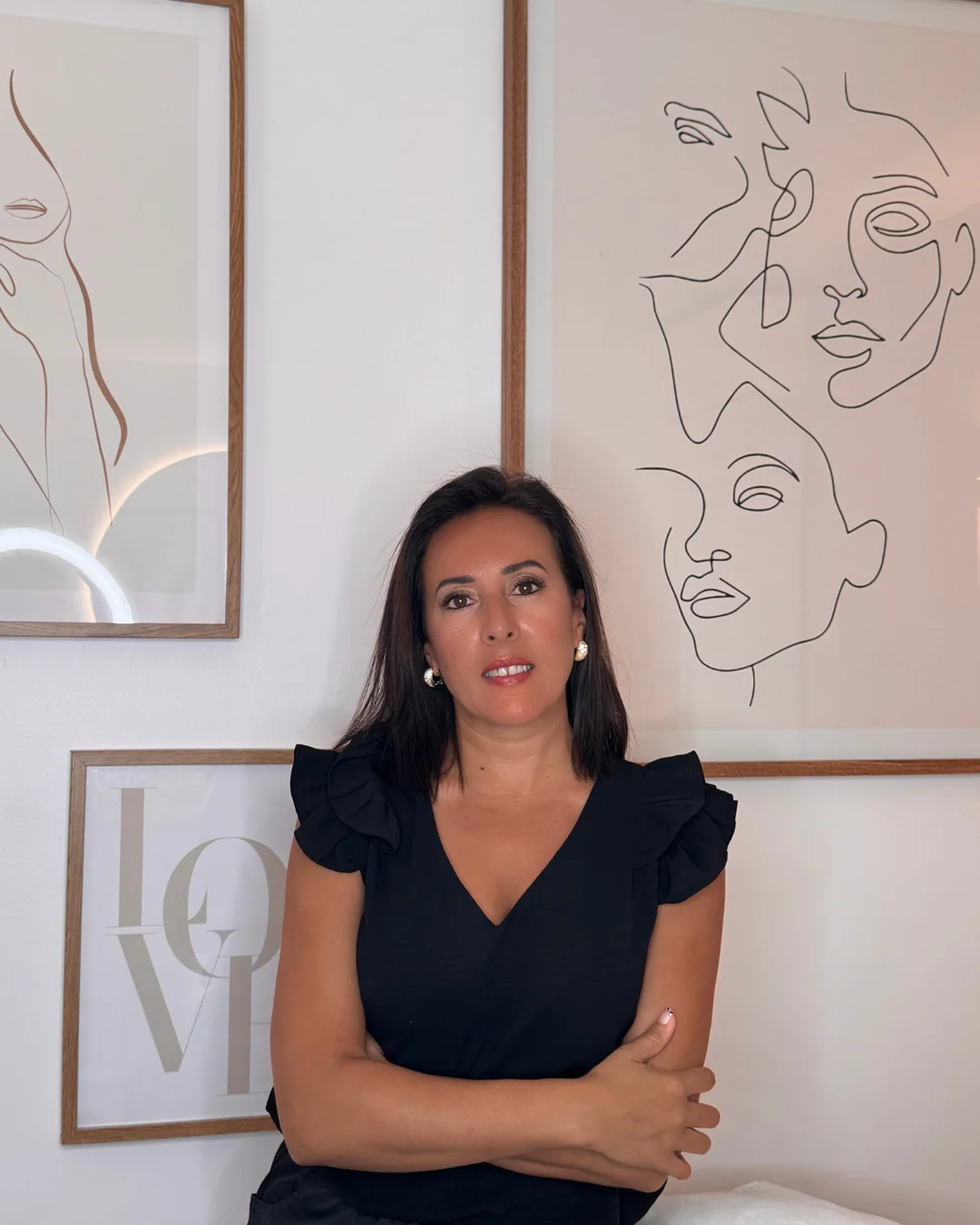 Portrait de Hadda Belgacem, infirmière anesthésiste et esthéticienne, fondatrice de HBEAUTY SAINT-TROPEZ, dans son institut à La Croix-Valmer